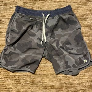 Men’s Vuori Banks 7.5” inseam shorts size large
